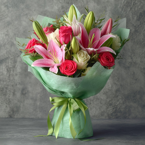 Between Lilies and Roses, a Story Unfolds